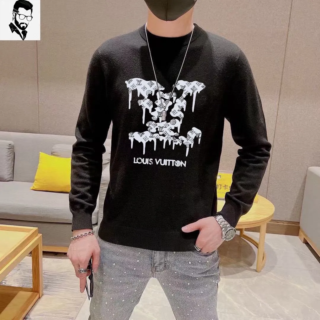 🅿️240 【LV Louis Vuitton】Autumn and winter classic round neck pullover sweater, in full condition! ! ! Wool blended fabric, the latest model in 2025, golden ratio! ! Slim-fitting soft gold, versatile and practical item, the combination and practicality are extremely powerful, simple and elegant, and classy! To create your own style, it is highly recommended to buy it in two colors. The standard slim fit tailoring process is suitable for both young and old men. It is knitted from wool and will not cause any discomfort! While keeping warm, it is stylish, textured and wearable, and the classic logo with contrasting colors on the chest feels in place! ! Recommended for regular customers! ! Size M-3XL (maximum wear: 190 pounds)